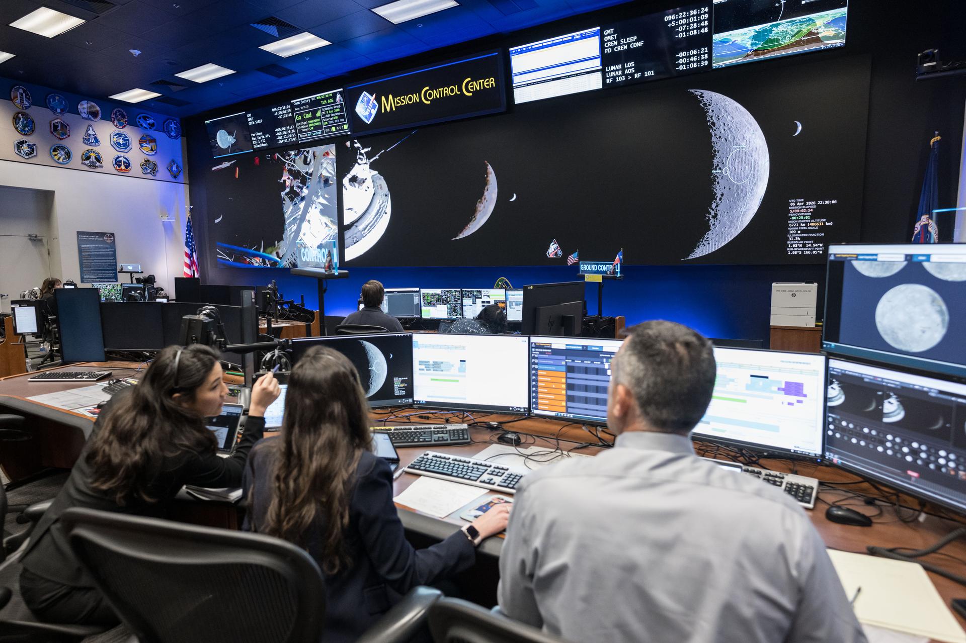 Vědečtí operátoři programu Artemis v řídicím středisku NASA během mise Artemis II